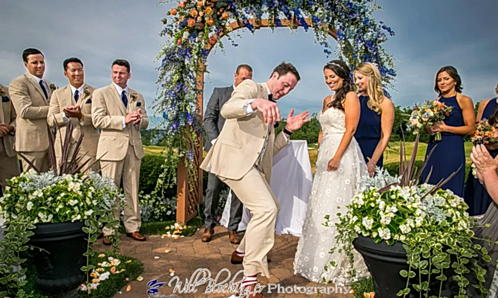 Breaking glass as Jewish tradition at wedding ceremony