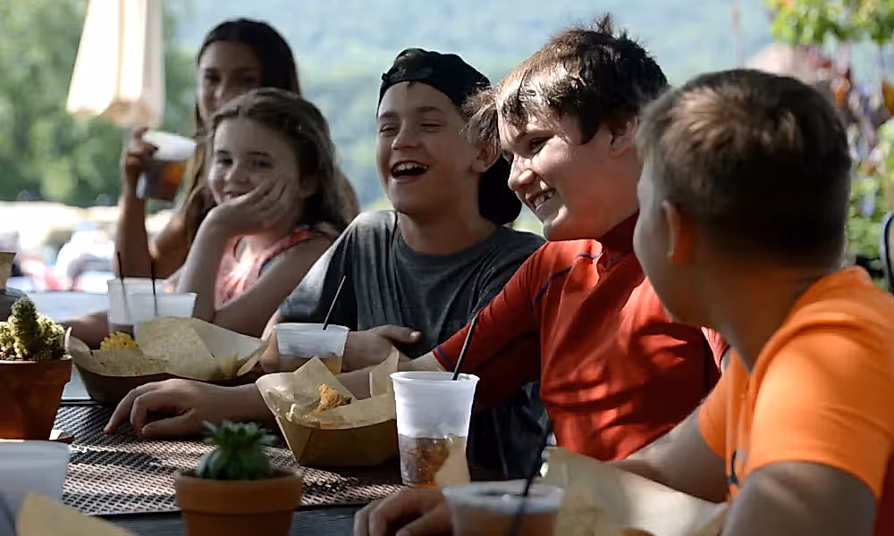 Kids dining at the Vista 180 Cafe
