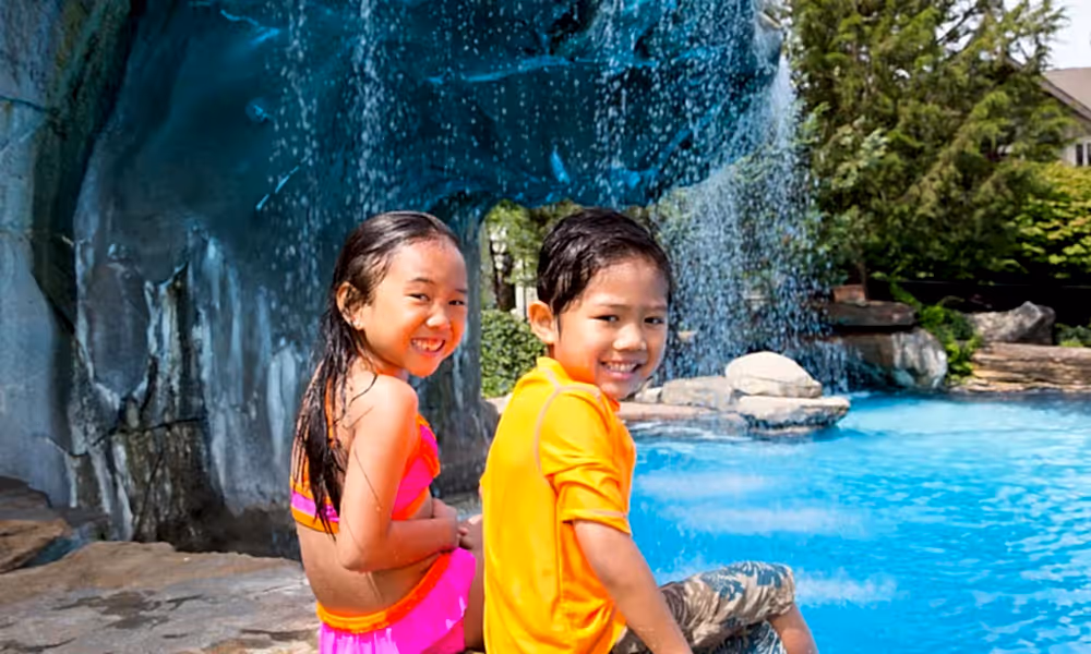 Young children sitting poolside at Minerals Hotel