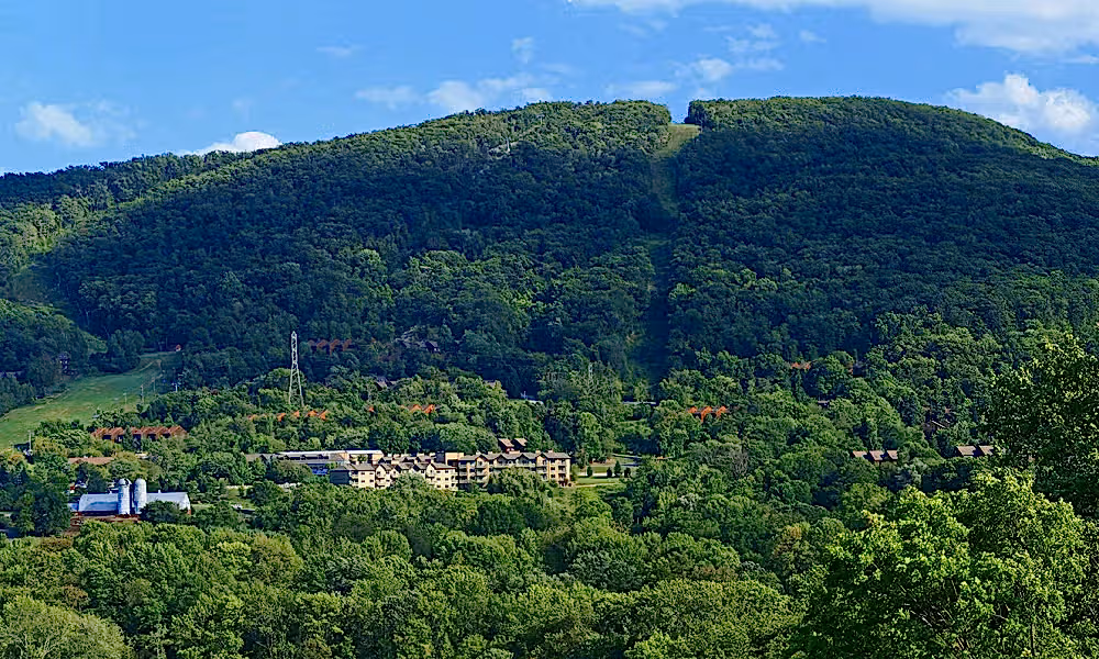 Minerals Hotel and surrounding mountains