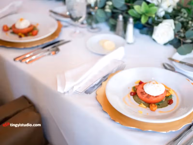 Appetizer dish with tomato and mozzarella